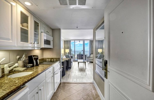 Marco Island Condo | Lavish beachfront condo w/rooftop pool/spa/gym