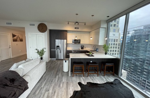 North Buckhead Apartment | Lavish high-rise penthouse