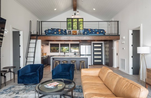 Mount Vernon House | Lavish Lake Getaway W/180* Views+ Boat Dock