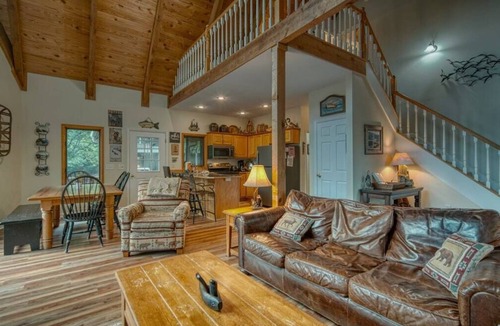 Hayesville Cabin | LAZY DAYZ - Lakefront - Deep Water Dock