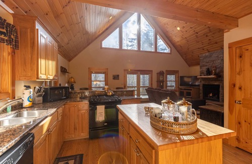 Linville Falls Cabin | Leafy Way Lodge - private log home, hot tub, fire pit, 30min to skiing