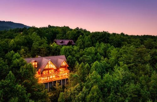 Pittman Center Ski Chalet | LeConte View - Lodge -Theater- July Deals-Views-GameRm-FirePit-HotTub