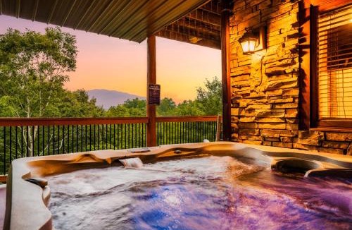 Pittman Center Ski Chalet | LeConte View - Lodge -Theater- July Deals-Views-GameRm-FirePit-HotTub