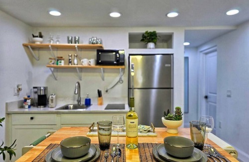 Town N County Park House | Left Apt.2BR| 7` TPA Airport| AC| Pkng| Wine| HSIA