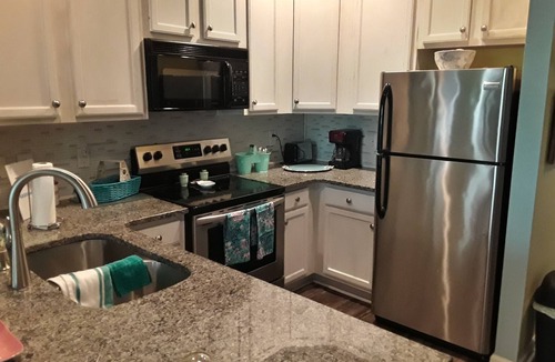 Red Hill Condo | Legends Golf Resort Condo minutes from the beach