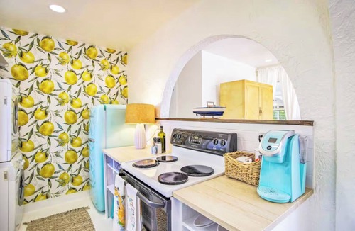 Palm Beach - West Palm Beach Cottage | Lemon Loft: Palm Beach-style paradise, shared pool