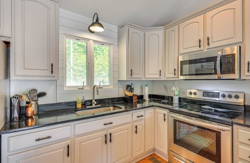Logan Cottage | Lewis Smith Lake Retreat w/Dock & Deck!