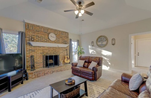 Lexington House | Lexington Layover House 3 BD 2 BA Private Home