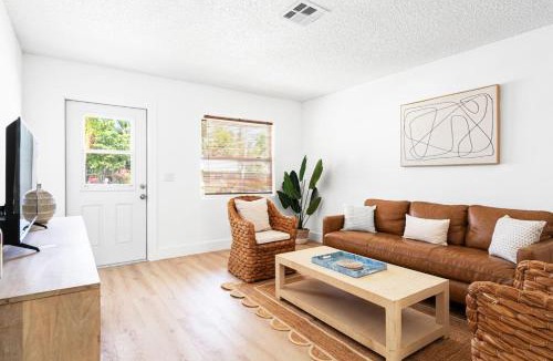 Lantana Apartment | Lg 2B Villa Sleeps 5 -Near beach