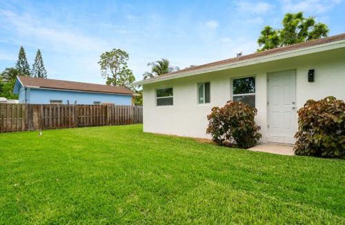 Lantana Apartment | Lg 2B Villa Sleeps 5 -Near beach