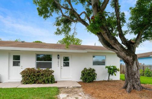 Lantana Apartment | Lg 2B Villa Sleeps 5 -Near beach