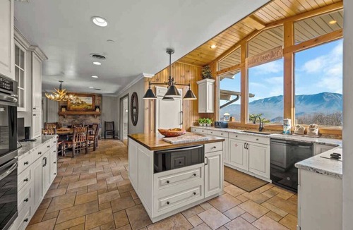 Chalet Village Cabin | Lg Groups EPIC view HotTub FirePit Theater