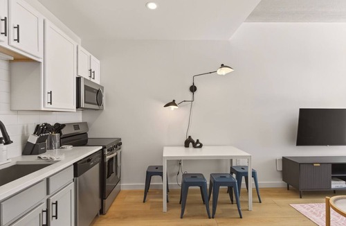 Charlotte Apartment | Light filled new 2 BR in the heart of Charlotte's dynamic South End. Steps to the Rail Trail + Light Rail = easy access to Uptown events. Rooftop Lounge w/skyline views, and luxe shared co-working spaces. Perfect for work, play or extended stay.
