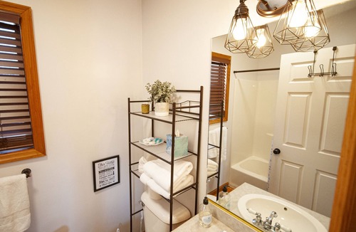 Young Harris Cabin | Little Bear Lodge Vacation Cabin with 2 bedrooms, Internet, and More