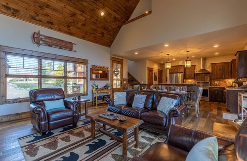 Elk Park Cabin | Little Cubs Cabin- 3bd 2 and a half bath Overlook at Eagles Nest, hot tub, fire pit, amenities