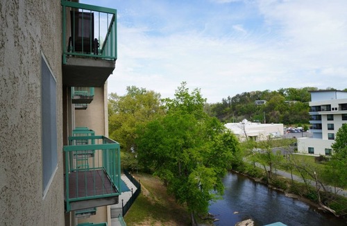 Pigeon Forge Condo | Little Pigeon River 508 2BD Condo with Fireplace and Jacuzzi Tub