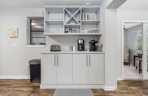 Naples Park House | Little Treasure House minutes from Beach & Mercato