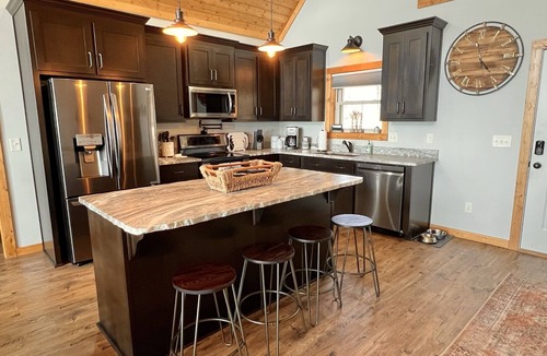 Jasper Ski Chalet | Live the High Life! Views, Hot Tub, Pup Friendly!