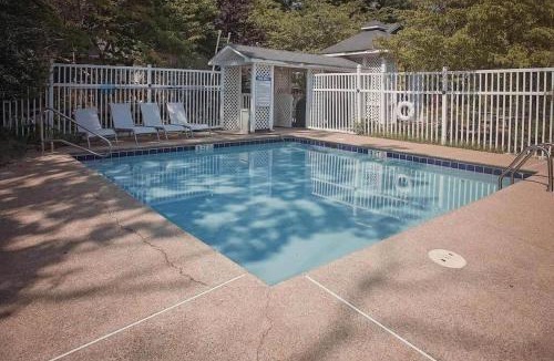 Lookout Mountain Hotel | LMI -15- Laurel Falls Room: Summers Night