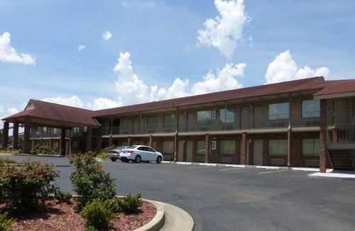 Cleveland Hotel | Local Charm in a King Room Near Tennessee Nature & Attractions