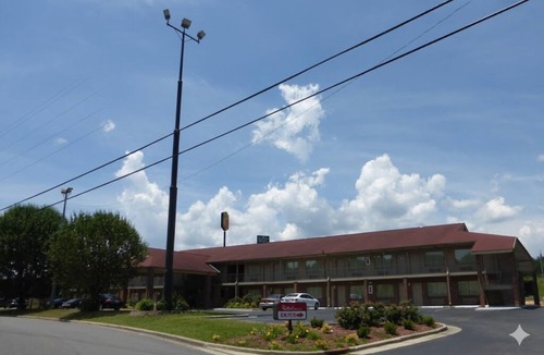 Cleveland Hotel | Local Charm in a King Room Near Tennessee Nature & Attractions