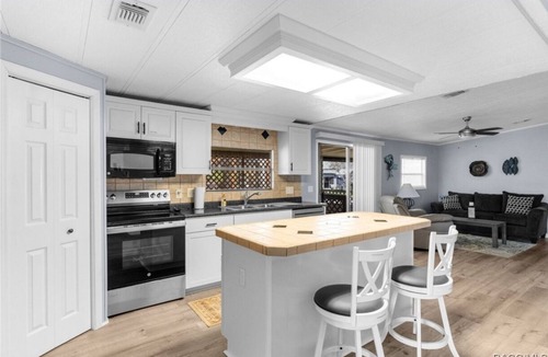 Homosassa House | Located on the Homosassa River. Min. from the Gulf. Dock space for large boats.