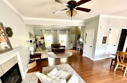 Ashley Oaks House | Located Steps Away from Parks, Stores, and 18 mins to downtown