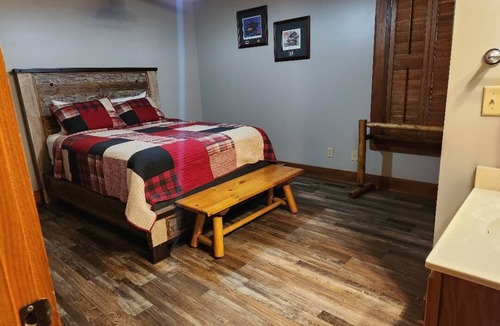Georgia Coast Cabin | Lodge & cabin sleeps 21 - peaceful country setting 15 min to downtown Dublin GA