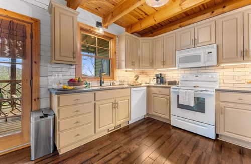 Cashiers House | Lodge w Grill, Fireplace & Club Access!