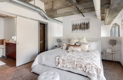 Loring Heights Apartment | LOFTY CREM DE LA CREME SUITE