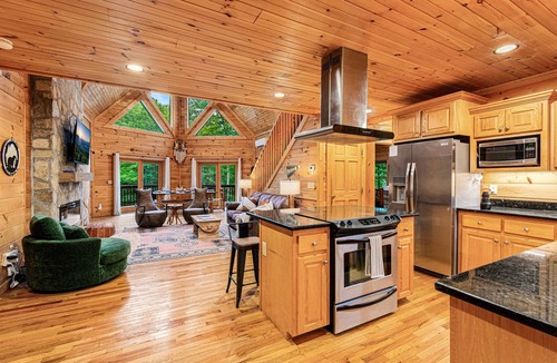 Beech Mountain Cabin | Log Cabin on Creek with Hot Tub and Arcade