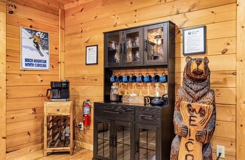 Beech Mountain Cabin | Log Cabin on Creek with Hot Tub and Arcade