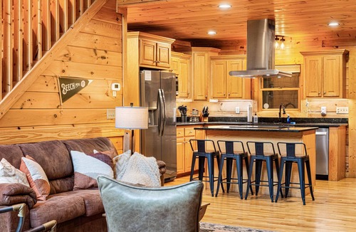 Beech Mountain Cabin | Log Cabin on Creek with Hot Tub and Arcade