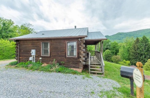 Candler Cabin | Log Cabin Stunning Mountain Views on 12 Acres