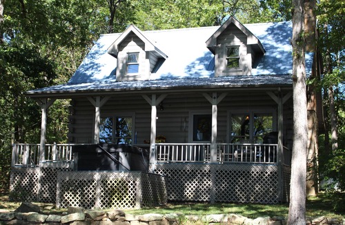 Ozone Cabin | Log Cabin w/Picturesque Mtn View. Private Sunsets. Hot Tub. Kid & Dog Friendly