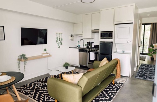 Virginia Highland Apartment | LOLA > Walkable. Downtown. Rooftop.