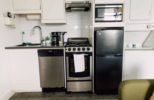 Virginia Highland Apartment | LOLA > Walkable. Downtown. Rooftop.