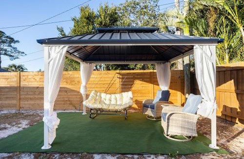 Jungle Terrace House | Long Term Rental In St Pete 10 mins from Treasure Island Pool Table, Games, Fire Pit FREE NETFLIX