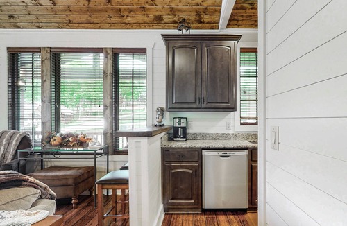 Glenville Cottage | LongView Cottage: Spacious Tiny Home w Fireplace, Screen Porch, Community Perks