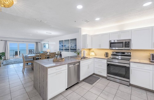 Madeira Beach Condo | Look no further! Beachfront Condo in Paradise, Short walk to John's Pass.