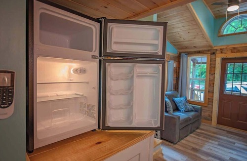 Lookout Valley Neighborhood Association Cabin | Lookout Cabin- Tiny Cabin Stay with Private Spa