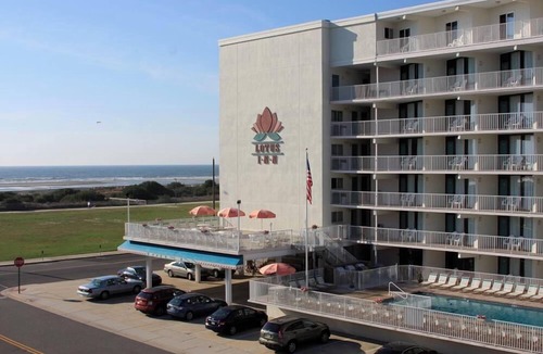 Wildwood Crest Hotel | Lotus Inn - Poolside Efficiency Suite - 1 queen, 1 double, 1 q