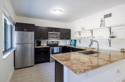Bay Harbor Islands Apartment | Lovely 2 bed 1 bath apartment 2 min away of beach!