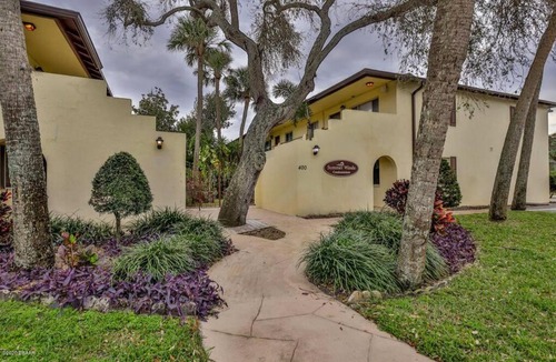 Seabreeze Historic District Apartment | Lovely 2 Bedroom 1 Bathroom Condo Minutes from the Beach