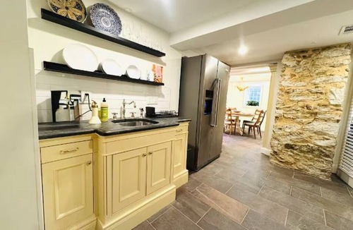 North Roland Park/Poplar Hill Apartment | Lovely 2-bedroom apartment with AC in vibrant Baltimore