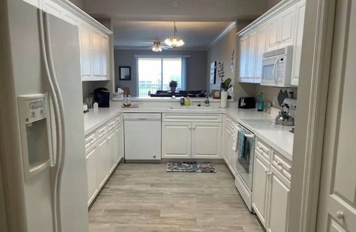 Biggar Condo | Lovely 2 bedroom+den, 2 bath condo in gated community