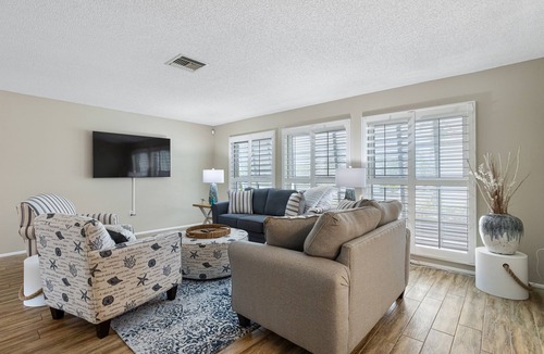 Gulf Harbors House | Lovely 3 bedroom pool home sleeps up to 8!