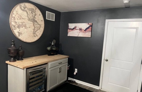 Grenloch Condo | Lovely 3-bedroom condo. Quiet area-easy commute to stadiums.