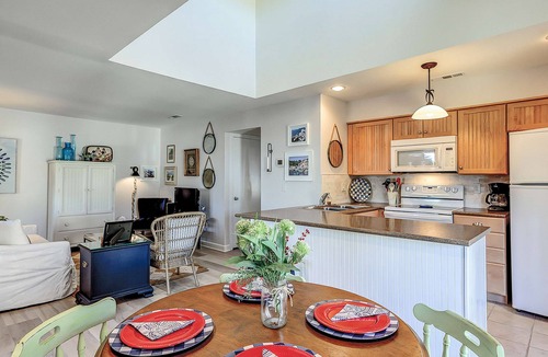 Seabrook Island House | Lovely condo near beach with enclosed porch, pool, tennis, and golf access