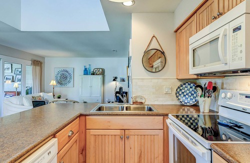 Seabrook Island House | Lovely condo near beach with enclosed porch, pool, tennis, and golf access